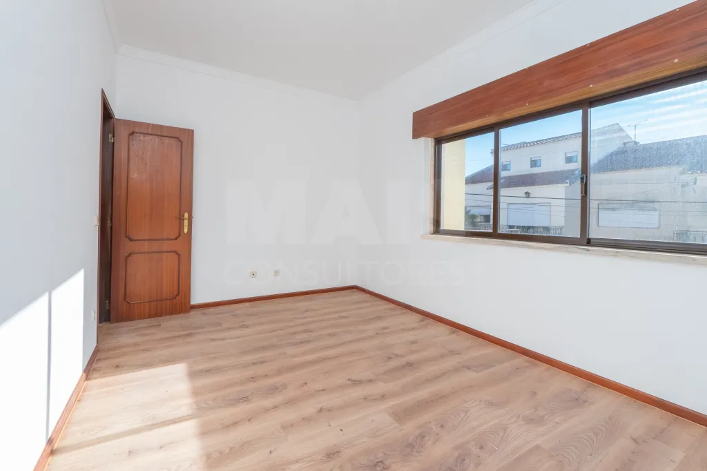 Oportunidade no Porto Alto, moradia T4+1 com 204m2 e logradouro.