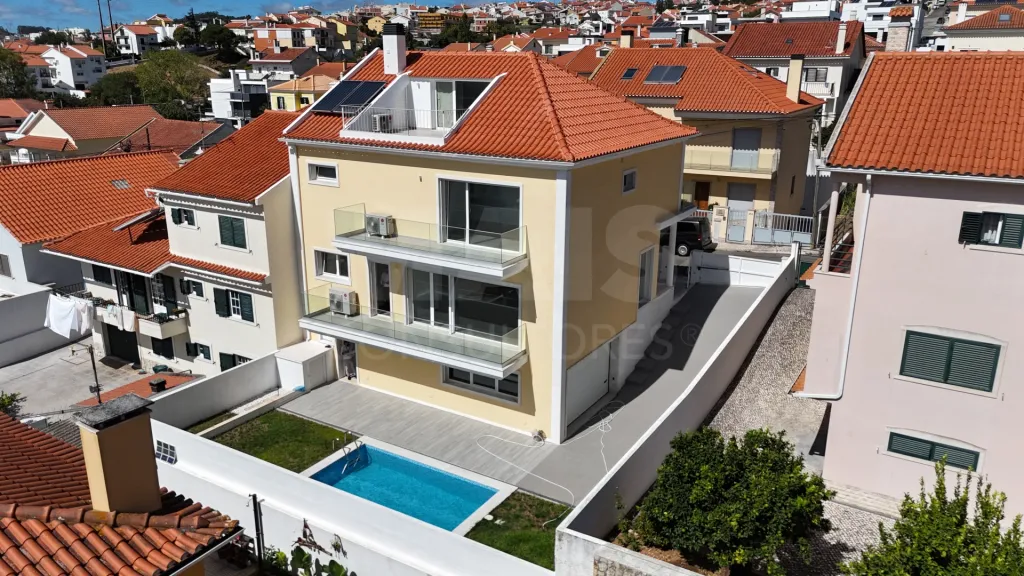 Moradia Geminada T4 + 1 com Piscina Famões