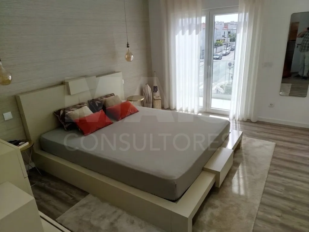Apartamento  T3 no Último Andar com Varanda Panorâmica, Garagem e Arrecadação | Centro da Lourinhã, a 10 Minutos da Praia