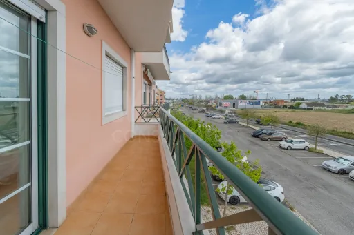 Apartamento T3 excelente localização no Porto Alto