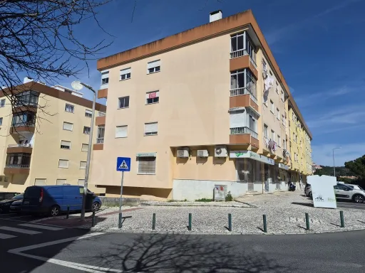 Apartamento de 3 Assoalhadas com Varanda na Serra da Mina