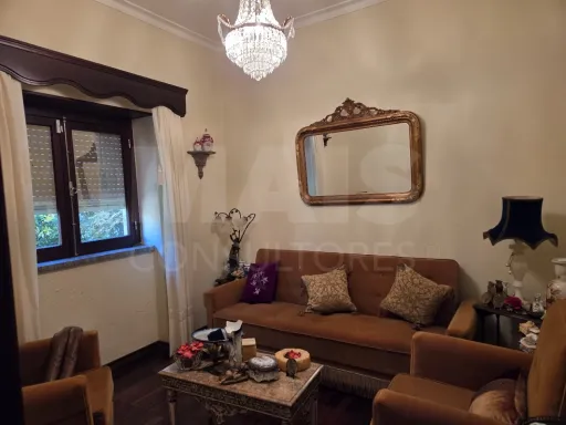 Moradia T3 com Jardim, Anexos e Enorme Potencial – Moitas Vendas