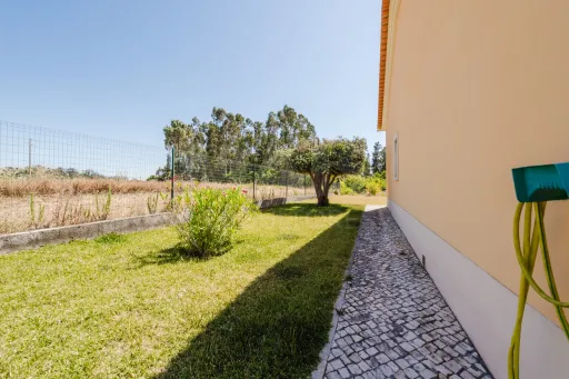 Moradia T3 Térrea com jardim e árvores de fruto