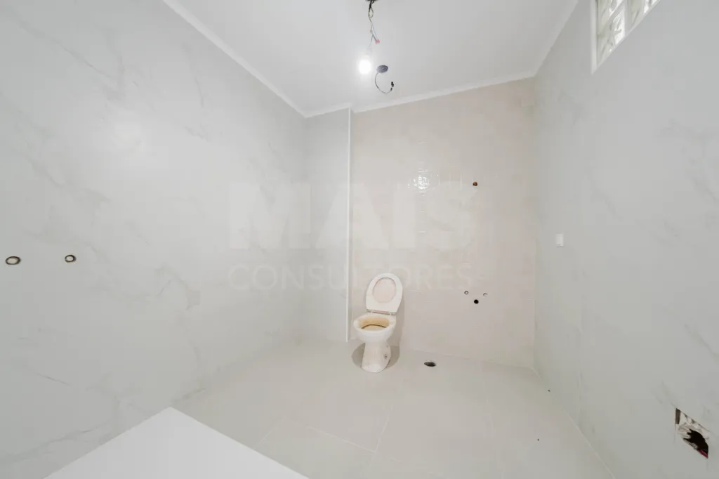 Loja de 214 m² com Potencial para Apartamento T4 ou Dois Apartamentos – Excelente Oportunidade de Investimento