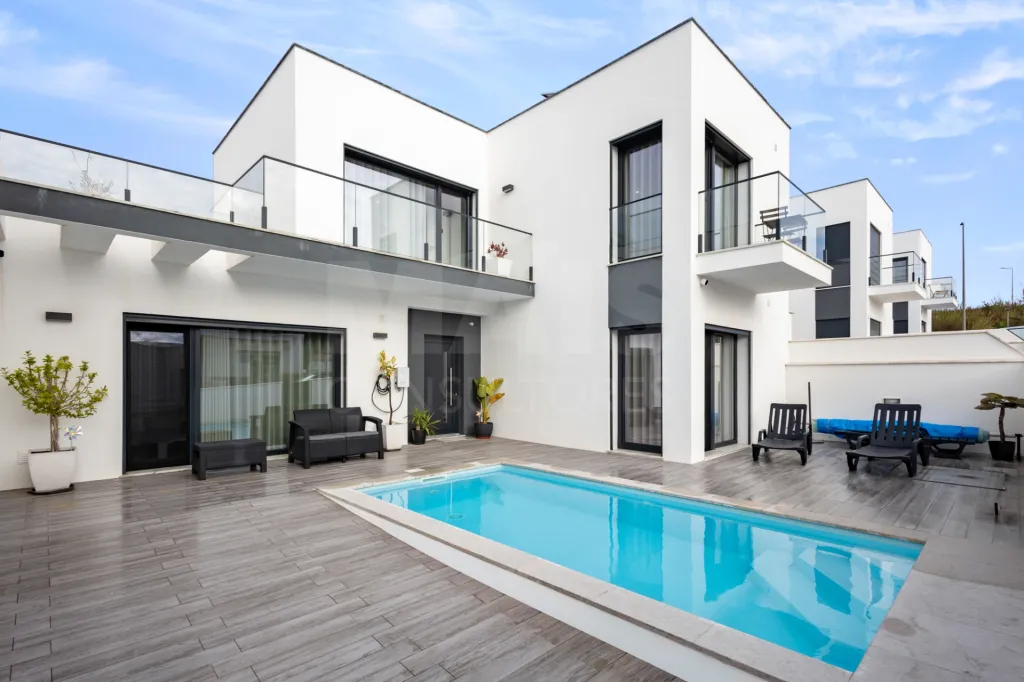 Moradia semi-nova T3 com piscina e vista mar