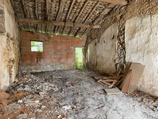 Ruins in Olho Marinho