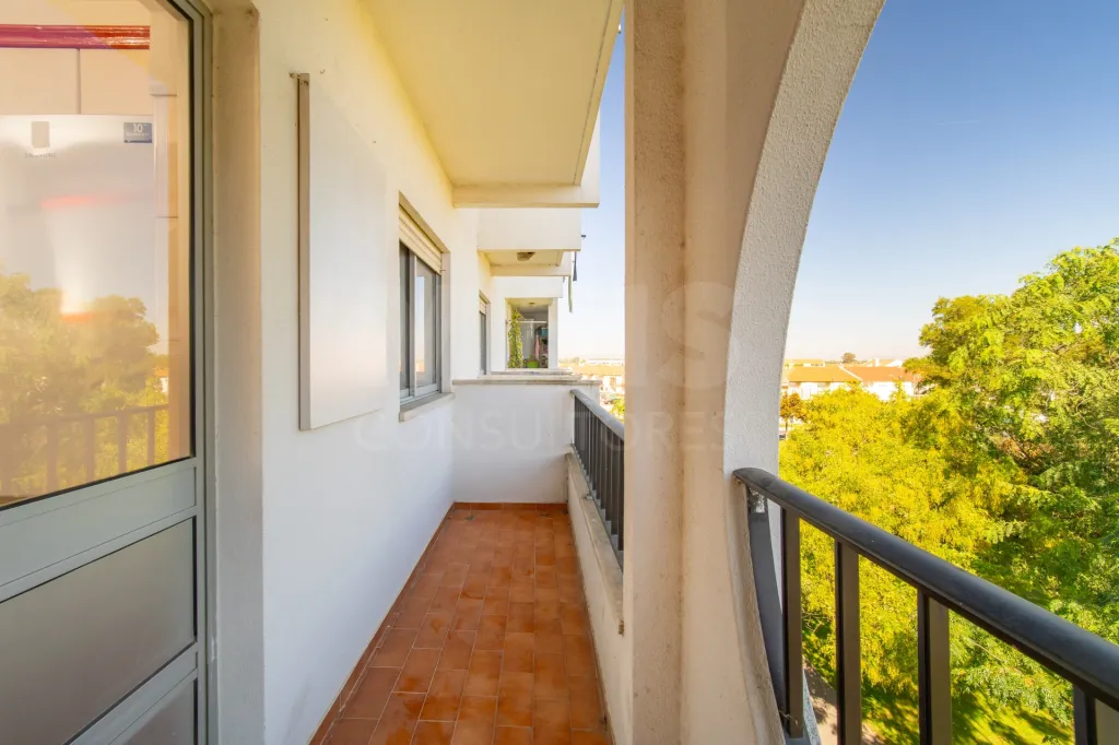 Apartamento T3 com varandas, arrecadação e vista desafogada em Samora Correia