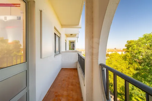 3-Bedroom Apartment with Balconies, Storage Room, and Unobstructed Views in Samora Correia