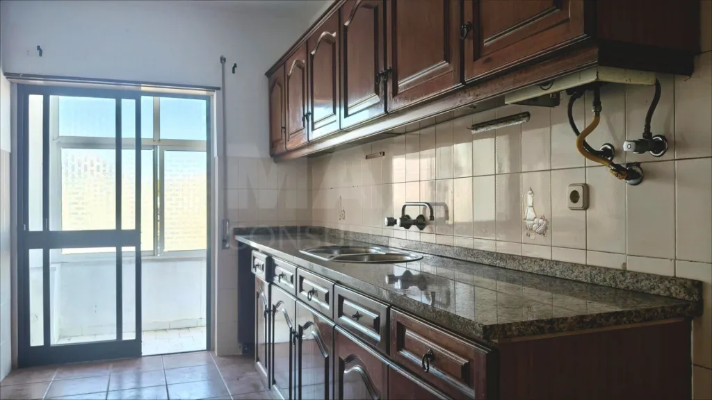 Apartamento T2 com Marquise e Despensa | 1º Andar | Perto das Praias