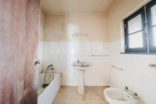 2 Moradias p/a recuperar em terreno plano c/ 4.603m2