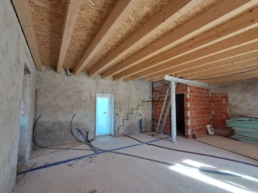 Moradia para remodelar em terreno com 1.809m2