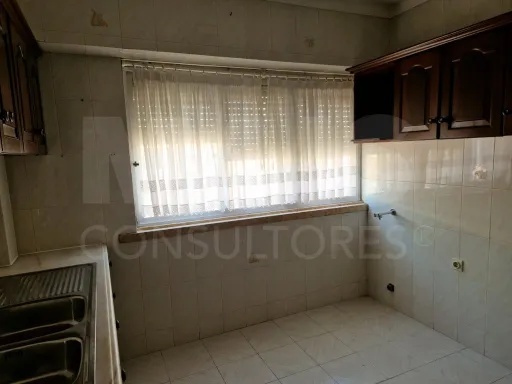 Apartamento de 3 assoalhadas junto ao Metro da Pontinha