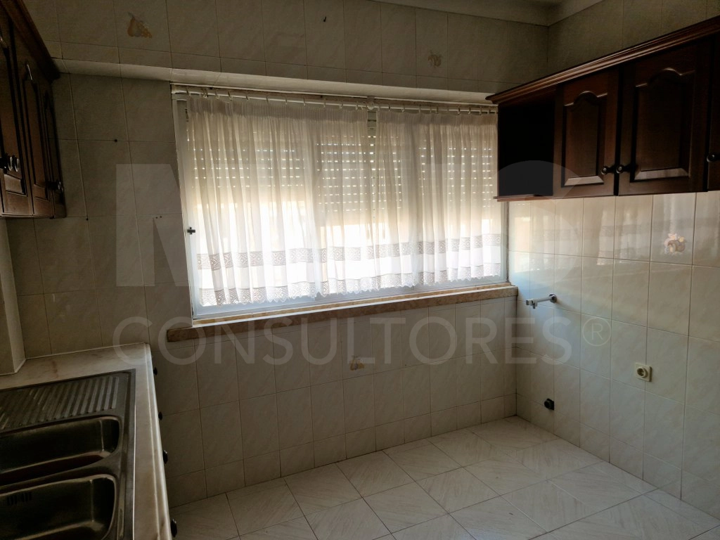 Apartamento de 3 assoalhadas junto ao Metro da Pontinha