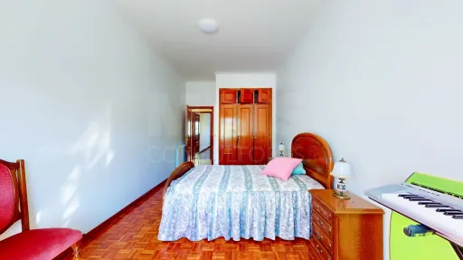 Moradia T5, na calhandriz com piscina
