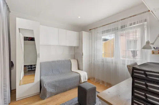 Moradia com 3 apartamentos e vista mar