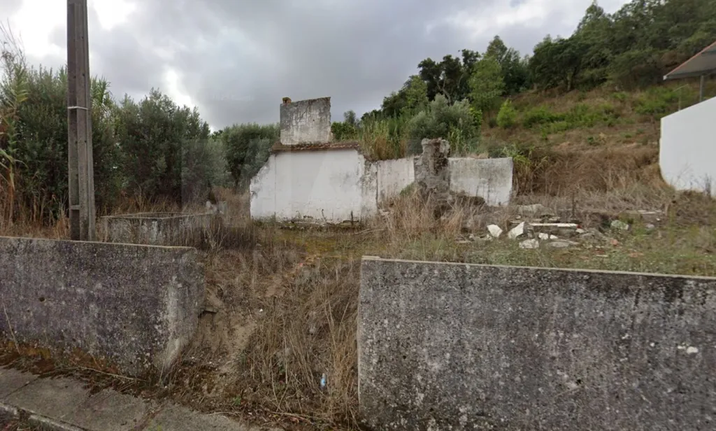 Moradia em Ruinas, em Foros do Paul Coruche, inserida num lote de terreno de 332 m2
