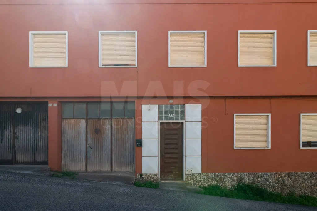 Prédio em propriedade total, localizado numa zona central da Lourinhã,