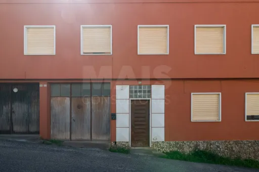 Prédio em propriedade total, localizado numa zona central da Lourinhã,