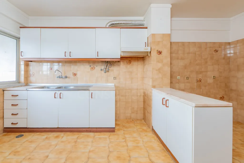 3 bedroom apartment with storage room in Samora Correia