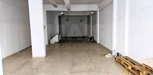 Loja com dois pisos, Póvoa de Santa Iria e Forte da Casa