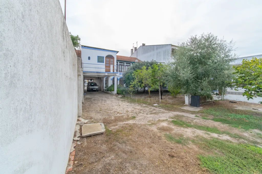 4-Bedroom House with Garage in Marinhais