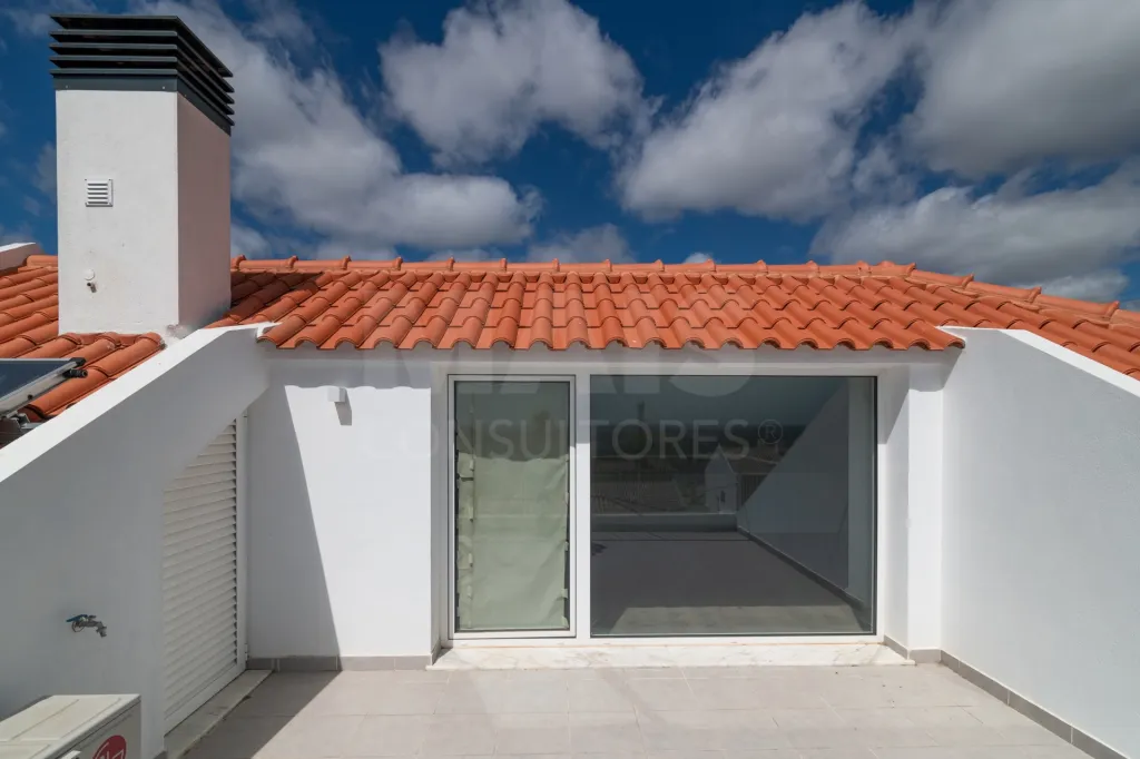 Moradia Geminada T4 + 1 com Piscina Famões