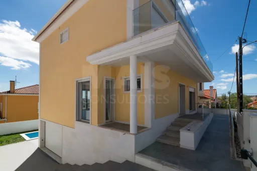 Semi-detached House 4 Bedrooms + 1 Bath with Pool Famões
