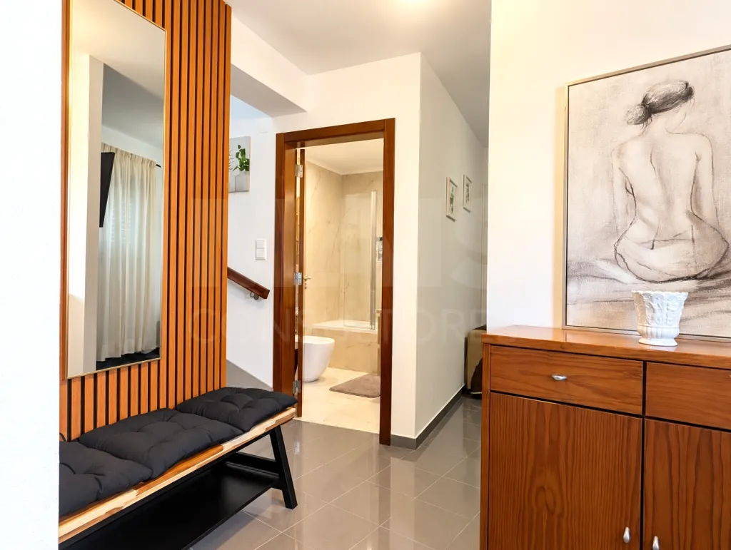 Moradia T2 mobilada e equipada com varanda | Seixal – Lourinhã