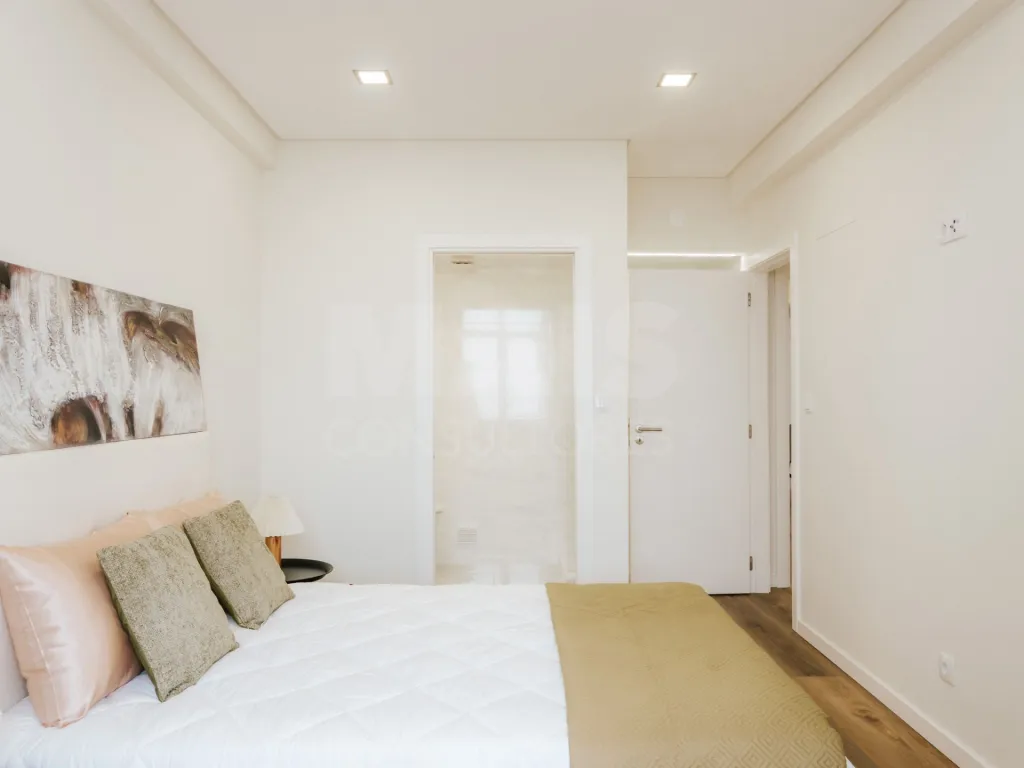 T3 Remodelado em Benfica | Varanda | Home Staging Incluído