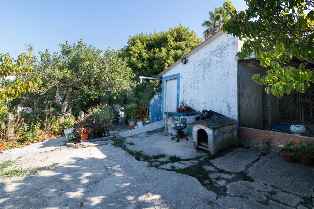 Duas Moradias com Terreno de 1.480 m² no centro da Lourinhã