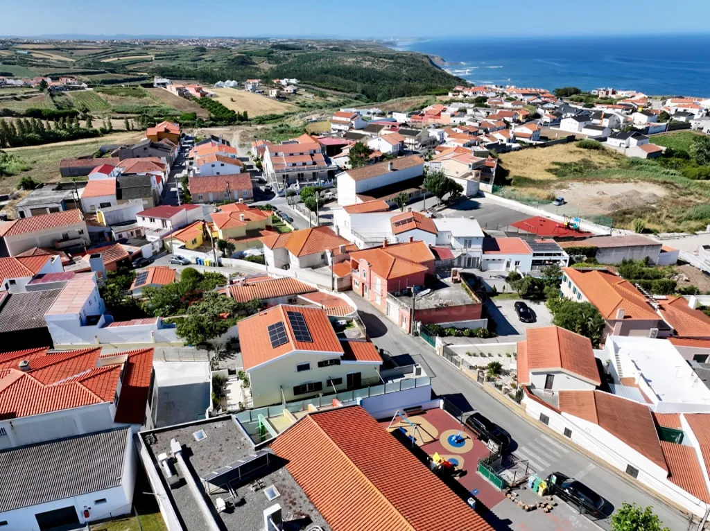 Ap. em Moradia T1 c/ Logradouro e Garagem ao nível de R/C
