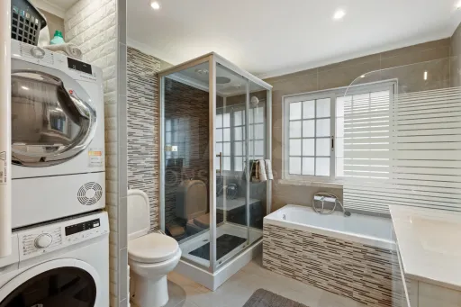 Moradia com 3 apartamentos e vista mar