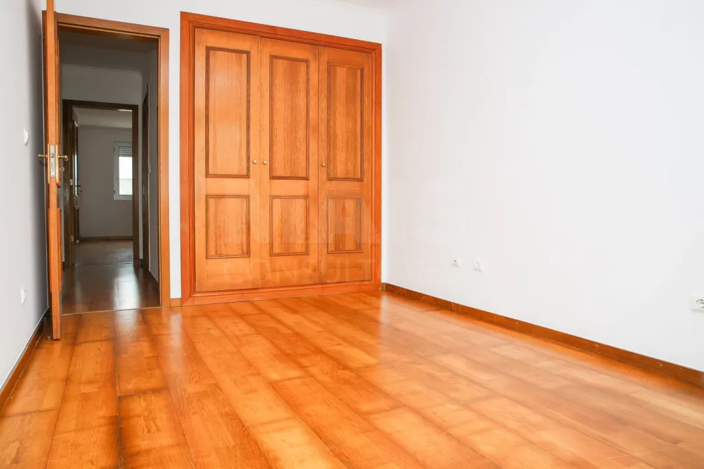 Amplitude e Conforto no Centro de Sobral de Monte Agraço Apartamento T2 Com Terraço