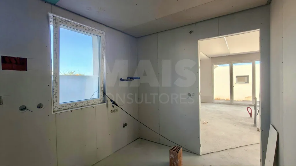 Moradia Térrea T4 com Suite Master, Piscina de Água Salgada, Garagem e Acabamentos Premium !