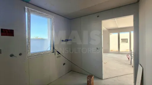 Moradia Térrea T4 com Suite Master, Piscina de Água Salgada, Garagem e Acabamentos Premium !