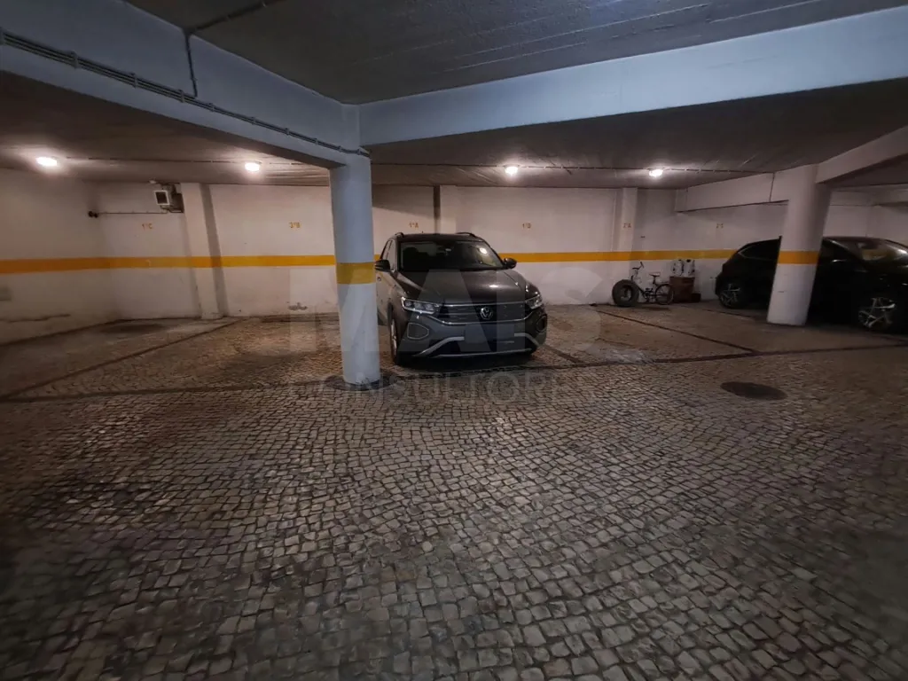 2-bedroom + 1 apartment with an elevator, parking, and storage room near the bullring
