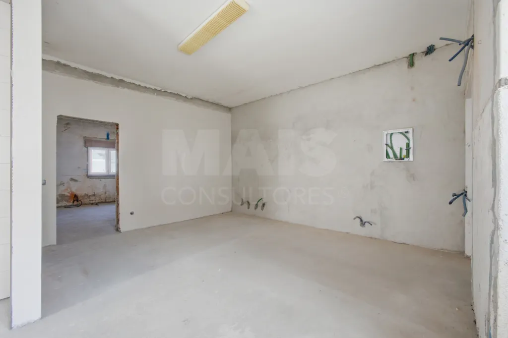 Apartamento T2 novo com quintal e estacionamento