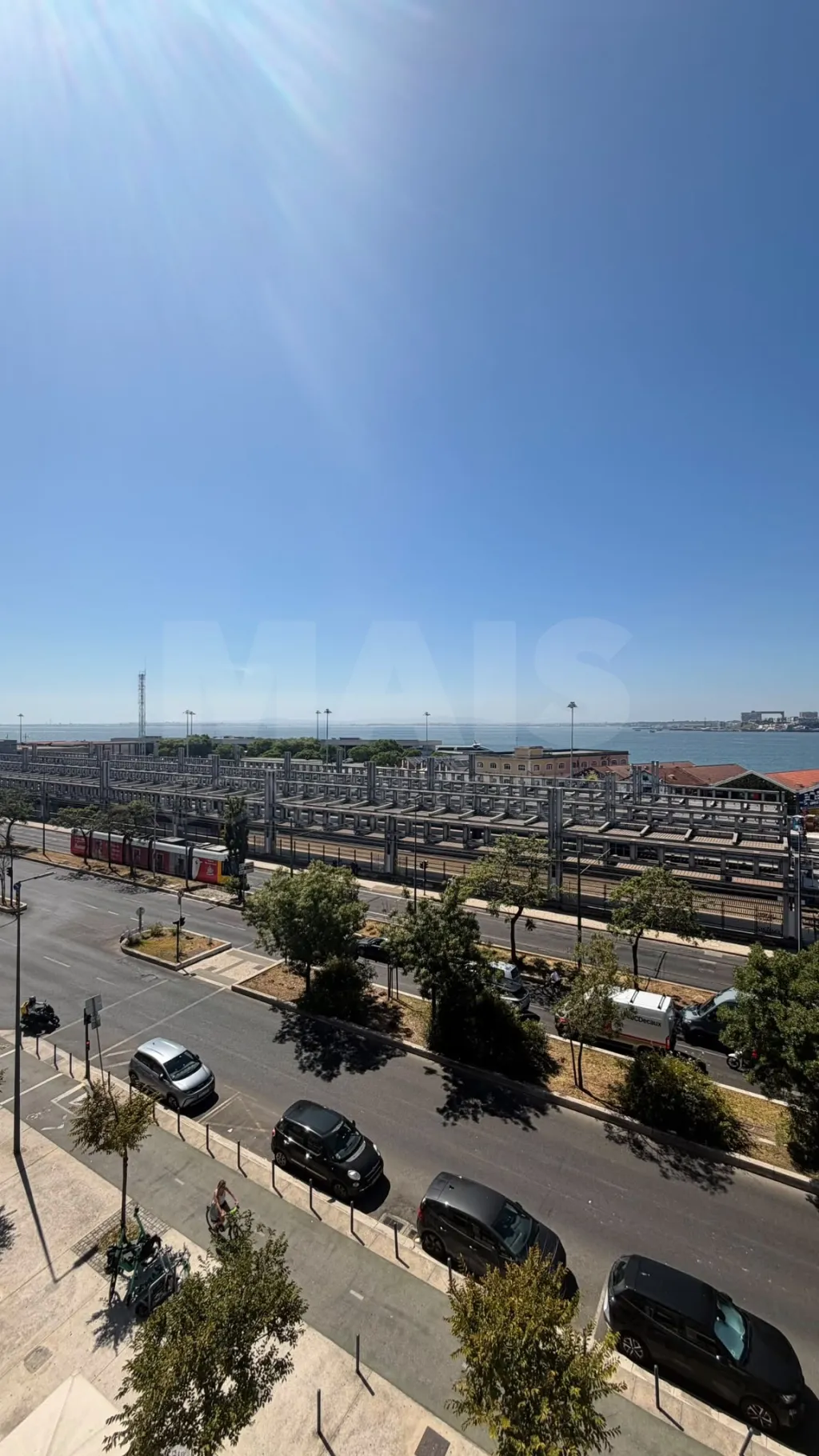 T1 Remodelado com Vista Rio | Av. 24 de Julho — Cais do Sodré