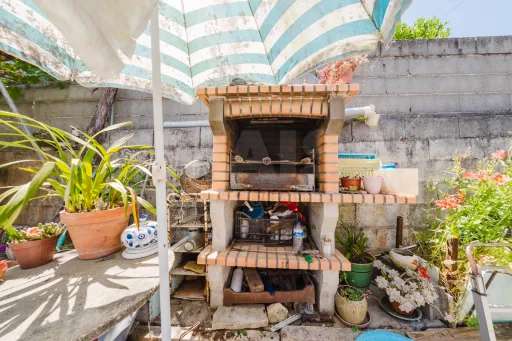 Moradia T2 em Alcanede, Santarém com Jardim e Terreno Urbano