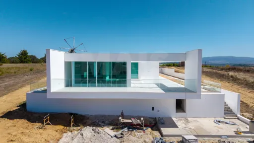 4-bedr. house on 2-hectare plot in Carvalhal