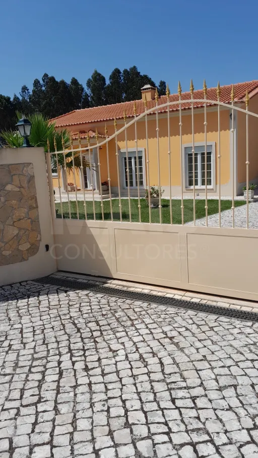 Moradia T3 Térrea com jardim e árvores de fruto