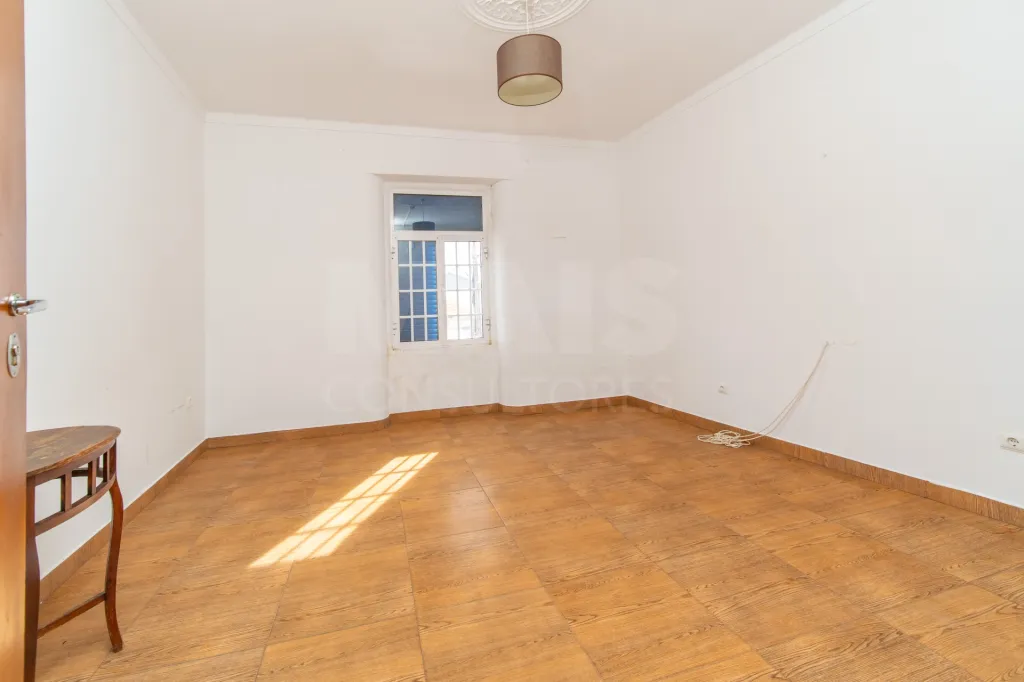 4-Bedroom House with Garage in Marinhais