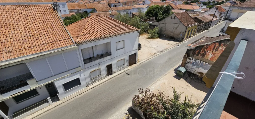 Apartamento T3 no Centro de Alpiarça | Áreas Generosas, Varandas e Excelente Localização
