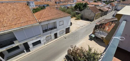 Apartamento T3 no Centro de Alpiarça | Áreas Generosas, Varandas e Excelente Localização