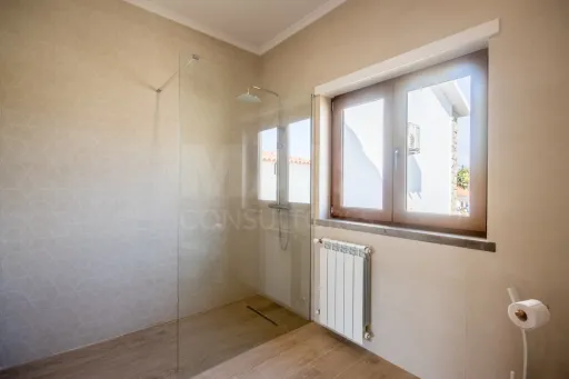 Moradia T3+2 com piscina e jardim a 8km de Caldas da Rainha
