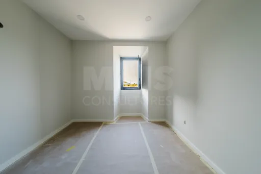 Moradia T3 Renovada C/ Logradouro e Anexos, São Bartolomeu, Lourinhã