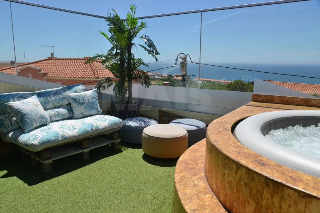 Ap. em Moradia T1+1, c/ Varanda, Vista Mar, Jacuzzi e Parqueamento !