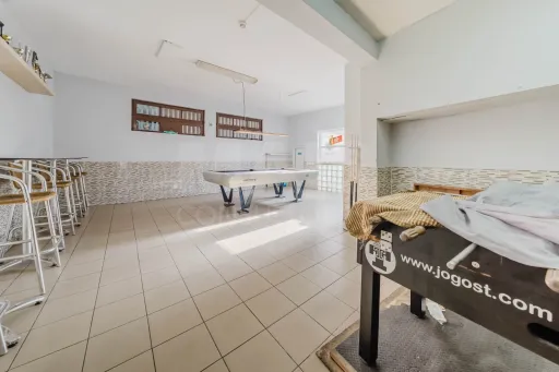 Prédio no centro de Peniche – com comércio e habitação, vista mar