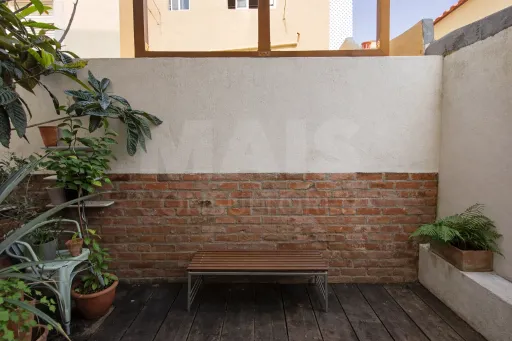 Moradia T2 com logradouro na Graça com Projeto de arquiteto