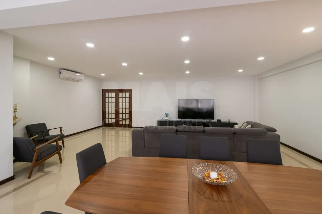 Apartamento T4 nas Torres do Restelo